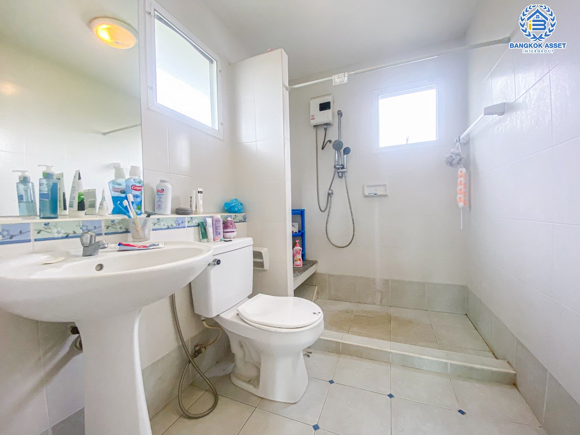 *****บ้านเดี่ยวมือสองนนทบุรี โครงการ พฤกษ์ลดา1 คลองถนน หลังมุม เนื้อที่กว้างมากถึง 64 ตร.ว. ฟังก์ชัน 3 ห้องนอน 3 ห้องน้ำ 2 ที่จอดรถ บ้านสภาพสวย พร้อมเข้าอยู่ บนทำเลแห่งการเดินทาง เชื่อมต่อถนนกาญจนาภิเษก ใกล้รถไฟฟ้าสายสีม่วง "สถานีคลองบางไผ่" และจุดขึ้นทางด่วน "กาญจนาภิเษก"