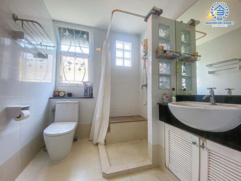 *****บ้านเดี่ยวมือสอง โครงการ มัณฑนา ราชพฤกษ์ เนื้อที่ 51.50 ตร.ว. ฟังก์ชัน 3 ห้องนอน 2 ห้องน้ำ 1 ที่จอดรถ บ้านสภาพดีเยี่ยม บนทำเลใกล้เมือง เดินทางสะดวก เชื่อมต่อถนนชัยพฤกษ์ ถนนนครอินทร์ ถนนกาญจนาภิเษก ใกล้รถไฟฟ้าสายสีม่วง "สถานีบางรักน้อยท่าอิฐ" และจุดขึ้นทางด่วน "ศรีรัช"  แถมฟรี! เครื่องปรับอากาศ