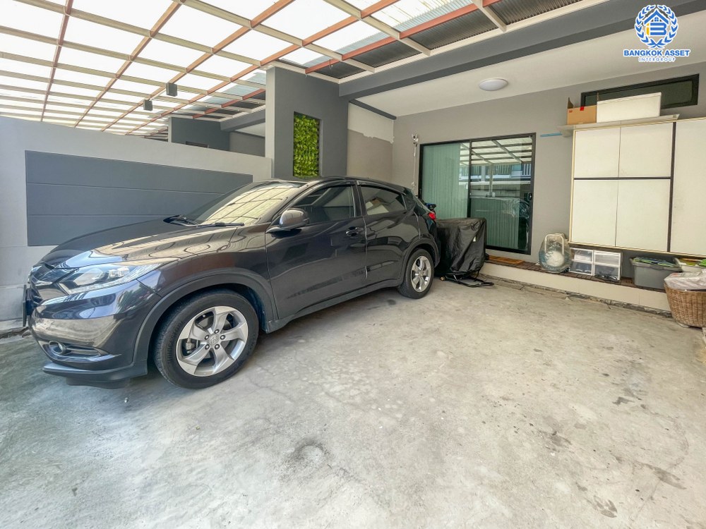 *****ทาวน์เฮ้าส์มือสอง โครงการ พรีเมี่ยม ไทม์โฮม วงแหวน-อ่อนนุช เนื้อที่กว้างขวางถึงเกือบ 28 ตร.ว. ฟังก์ชัน 3 ห้องนอน 2 ห้องน้ำ 2 ที่จอดรถ แถมฟรี! 4 เครื่องปรับอากาศ 1 เครื่องทำน้ำอุ่น บนทำเลดี ติดถนนกาญจนาภิเษก ใกล้สนามบินสุวรรณภูมิ และทางด่วน "บางนา"