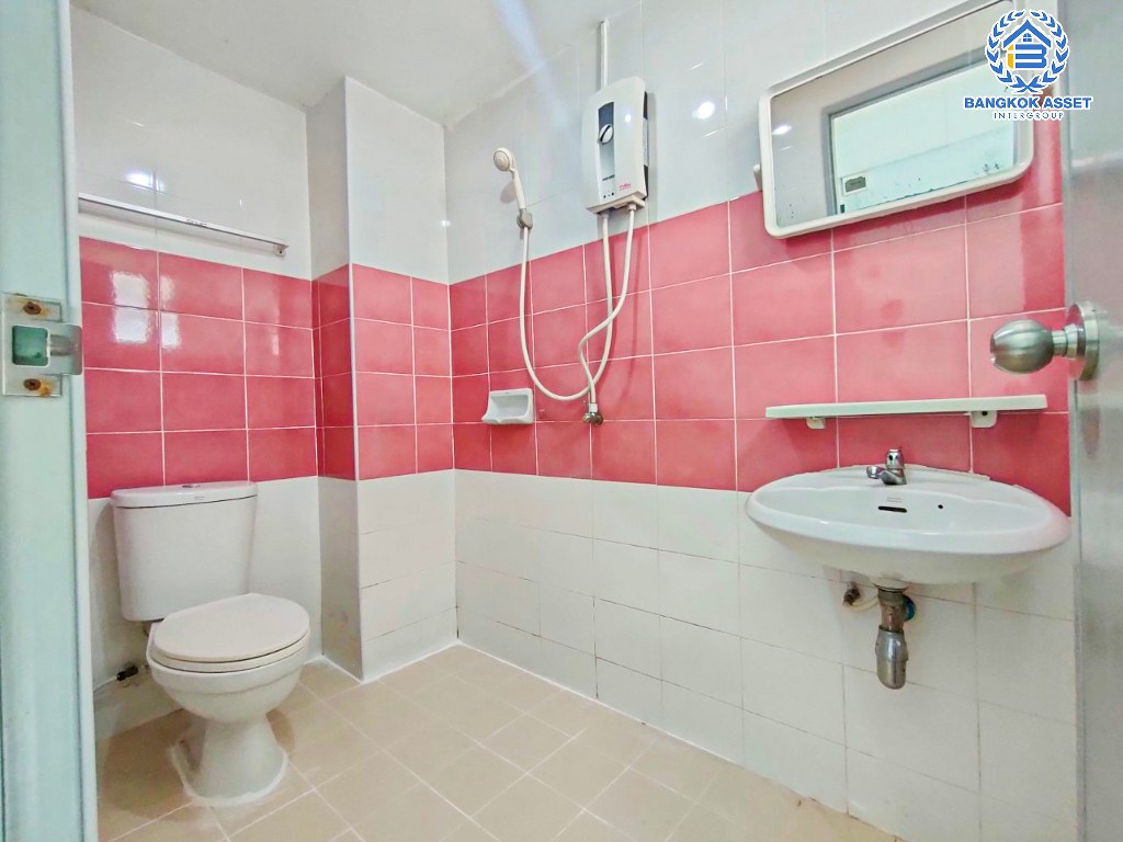 *****อพาร์ทเมนต์มือสอง ซอยรัชฏภัณฑ์ ดินแดง ทำเลดีเยี่ยม เหมาะสำหรับการลงทุนใจกลางเมือง เนื้อที่ 89 ตร.ว. ฟังก์ชัน 42 ห้องนอน 44 ห้องน้ำ มีให้เช่าป้ายโฆษณา เชื่อมต่อถนนจตุรทิศ ถนนดินแดง ถนนราชปรารภ ใกล้รถไฟฟ้าสายสีเขียว "สถานีอนุเสาวรีย์ชัยสมรภูมิ" และจุดขึ้นทางด่วน "ศรีรัช"