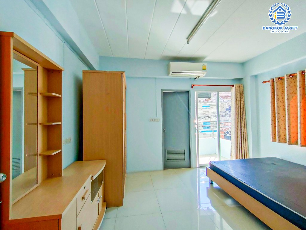 *****อพาร์ทเมนต์มือสอง ซอยรัชฏภัณฑ์ ดินแดง ทำเลดีเยี่ยม เหมาะสำหรับการลงทุนใจกลางเมือง เนื้อที่ 89 ตร.ว. ฟังก์ชัน 42 ห้องนอน 44 ห้องน้ำ มีให้เช่าป้ายโฆษณา เชื่อมต่อถนนจตุรทิศ ถนนดินแดง ถนนราชปรารภ ใกล้รถไฟฟ้าสายสีเขียว "สถานีอนุเสาวรีย์ชัยสมรภูมิ" และจุดขึ้นทางด่วน "ศรีรัช"