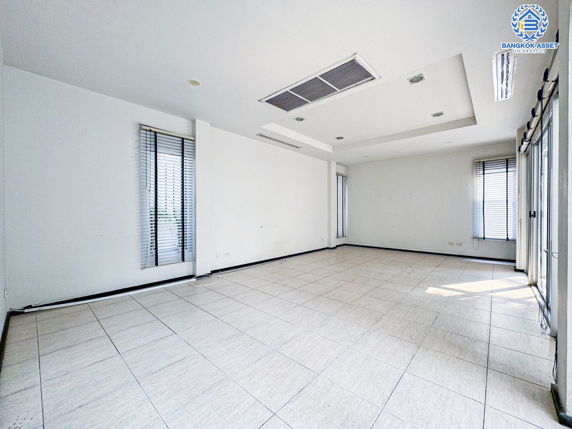 *****บ้านเดี่ยวมือสองนนทบุรี โครงการ โนเบิล ทารา งามวงศ์วาน เนื้อที่กว้างขวางถึง 88.1 ตร.ว. ฟังก์ชัน 4 ห้องนอน 4 ห้องน้ำ 2 ที่จอดรถ บ้านพื้นที่กว้างขวาง แถมฟรี! 5 เครื่องปรับอากาศ, 4 เครื่องทำน้ำอุ่น ฯลฯ บนทำเลใจกลางเมือง ใกล้รถไฟฟ้าสายสีม่วง "สถานีบางกระสอ" และทางด่วน "ศรีรัช"