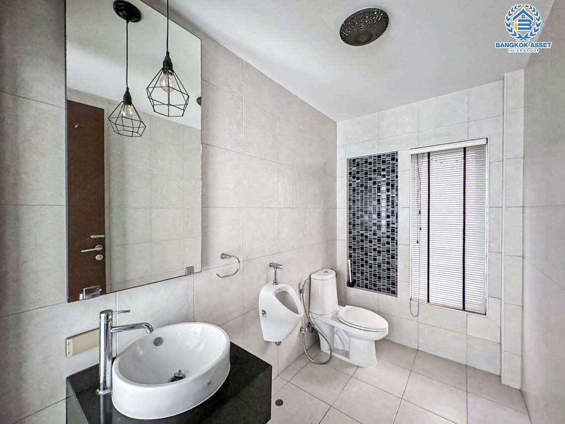 *****บ้านเดี่ยวมือสองนนทบุรี โครงการ โนเบิล ทารา งามวงศ์วาน เนื้อที่กว้างขวางถึง 88.1 ตร.ว. ฟังก์ชัน 4 ห้องนอน 4 ห้องน้ำ 2 ที่จอดรถ บ้านพื้นที่กว้างขวาง แถมฟรี! 5 เครื่องปรับอากาศ, 4 เครื่องทำน้ำอุ่น ฯลฯ บนทำเลใจกลางเมือง ใกล้รถไฟฟ้าสายสีม่วง "สถานีบางกระสอ" และทางด่วน "ศรีรัช"