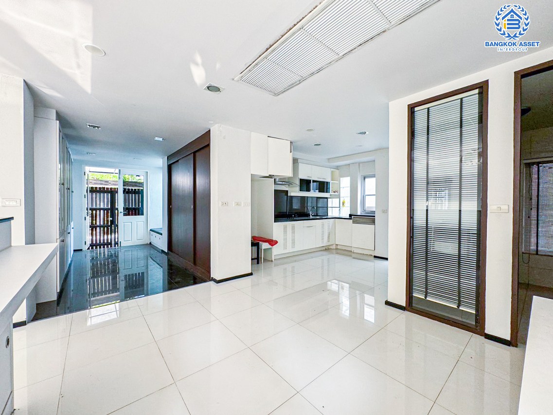 *****บ้านเดี่ยวมือสองนนทบุรี โครงการ โนเบิล ทารา งามวงศ์วาน เนื้อที่กว้างขวางถึง 88.1 ตร.ว. ฟังก์ชัน 4 ห้องนอน 4 ห้องน้ำ 2 ที่จอดรถ บ้านพื้นที่กว้างขวาง แถมฟรี! 5 เครื่องปรับอากาศ, 4 เครื่องทำน้ำอุ่น ฯลฯ บนทำเลใจกลางเมือง ใกล้รถไฟฟ้าสายสีม่วง "สถานีบางกระสอ" และทางด่วน "ศรีรัช"