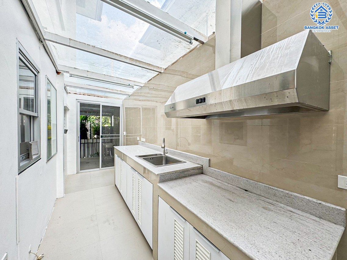 *****บ้านเดี่ยวมือสองนนทบุรี โครงการ โนเบิล ทารา งามวงศ์วาน เนื้อที่กว้างขวางถึง 88.1 ตร.ว. ฟังก์ชัน 4 ห้องนอน 4 ห้องน้ำ 2 ที่จอดรถ บ้านพื้นที่กว้างขวาง แถมฟรี! 5 เครื่องปรับอากาศ, 4 เครื่องทำน้ำอุ่น ฯลฯ บนทำเลใจกลางเมือง ใกล้รถไฟฟ้าสายสีม่วง "สถานีบางกระสอ" และทางด่วน "ศรีรัช"