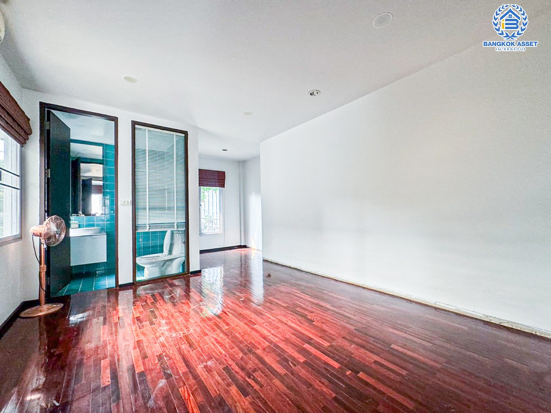 *****บ้านเดี่ยวมือสองนนทบุรี โครงการ โนเบิล ทารา งามวงศ์วาน เนื้อที่กว้างขวางถึง 88.1 ตร.ว. ฟังก์ชัน 4 ห้องนอน 4 ห้องน้ำ 2 ที่จอดรถ บ้านพื้นที่กว้างขวาง แถมฟรี! 5 เครื่องปรับอากาศ, 4 เครื่องทำน้ำอุ่น ฯลฯ บนทำเลใจกลางเมือง ใกล้รถไฟฟ้าสายสีม่วง "สถานีบางกระสอ" และทางด่วน "ศรีรัช"