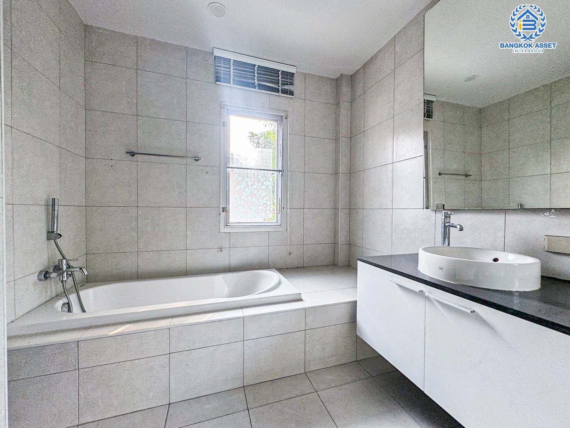 *****บ้านเดี่ยวมือสองนนทบุรี โครงการ โนเบิล ทารา งามวงศ์วาน เนื้อที่กว้างขวางถึง 88.1 ตร.ว. ฟังก์ชัน 4 ห้องนอน 4 ห้องน้ำ 2 ที่จอดรถ บ้านพื้นที่กว้างขวาง แถมฟรี! 5 เครื่องปรับอากาศ, 4 เครื่องทำน้ำอุ่น ฯลฯ บนทำเลใจกลางเมือง ใกล้รถไฟฟ้าสายสีม่วง "สถานีบางกระสอ" และทางด่วน "ศรีรัช"