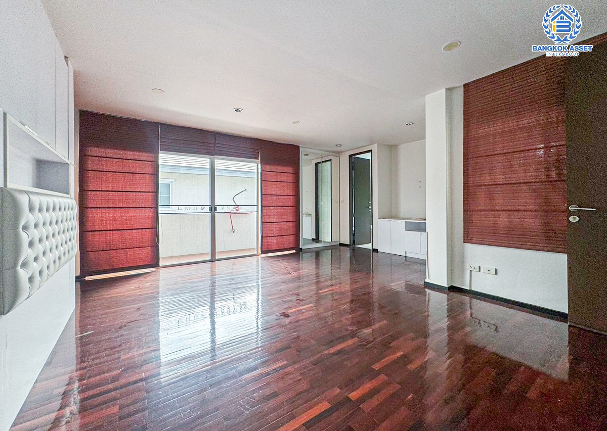 *****บ้านเดี่ยวมือสองนนทบุรี โครงการ โนเบิล ทารา งามวงศ์วาน เนื้อที่กว้างขวางถึง 88.1 ตร.ว. ฟังก์ชัน 4 ห้องนอน 4 ห้องน้ำ 2 ที่จอดรถ บ้านพื้นที่กว้างขวาง แถมฟรี! 5 เครื่องปรับอากาศ, 4 เครื่องทำน้ำอุ่น ฯลฯ บนทำเลใจกลางเมือง ใกล้รถไฟฟ้าสายสีม่วง "สถานีบางกระสอ" และทางด่วน "ศรีรัช"