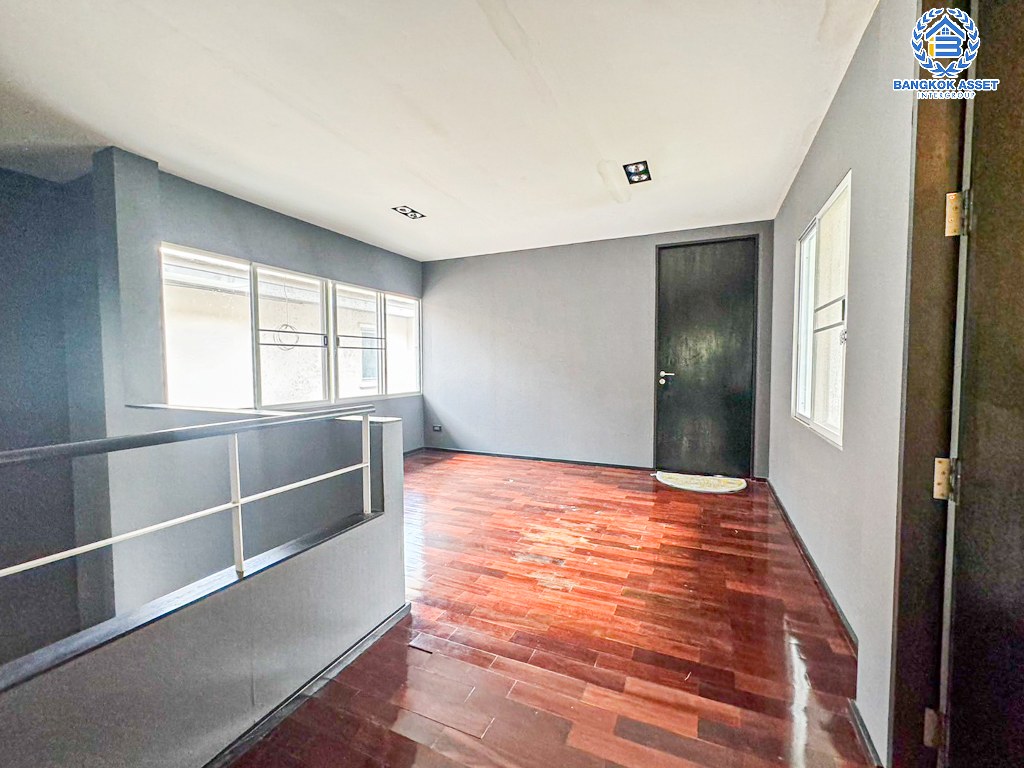 ****บ้านเดี่ยวมือสอง โครงการ โนเบิล ทารา งามวงศ์วาน สุดยอดความเป็นส่วนตัว กลางใจเมือง เนื้อที่ 116.80 ตร.ว. ฟังก์ชัน 3 ห้องนอน 4 ห้องน้ำ 2 ที่จอดรถ แถมฟรี! เครื่องปรับอากาศ บนทำเลเดินทางสะดวก เชื่อมต่อถนนรัตนาธิเบศร์ ถนนเลี่ยงเมืองนนทบุรี ใกล้รถไฟฟ้าสายสีม่วง "สถานีบางกระสอ" และจุดขึ้นทางด่วน "ศรีรัช"