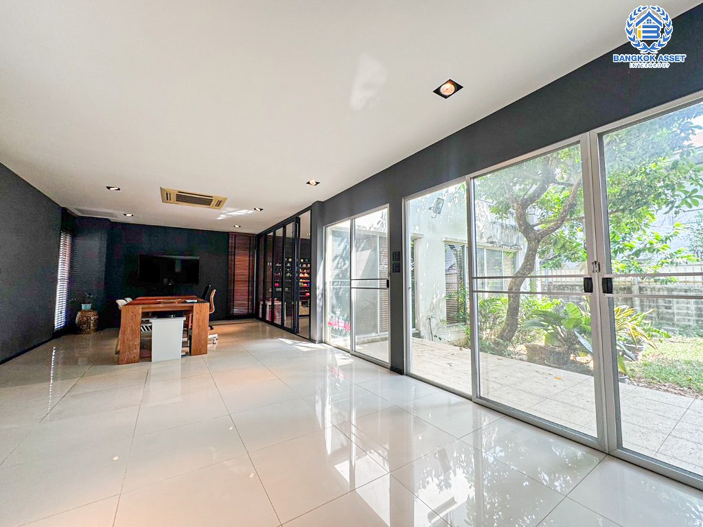 ****บ้านเดี่ยวมือสอง โครงการ โนเบิล ทารา งามวงศ์วาน สุดยอดความเป็นส่วนตัว กลางใจเมือง เนื้อที่ 116.80 ตร.ว. ฟังก์ชัน 3 ห้องนอน 4 ห้องน้ำ 2 ที่จอดรถ แถมฟรี! เครื่องปรับอากาศ บนทำเลเดินทางสะดวก เชื่อมต่อถนนรัตนาธิเบศร์ ถนนเลี่ยงเมืองนนทบุรี ใกล้รถไฟฟ้าสายสีม่วง "สถานีบางกระสอ" และจุดขึ้นทางด่วน "ศรีรัช"