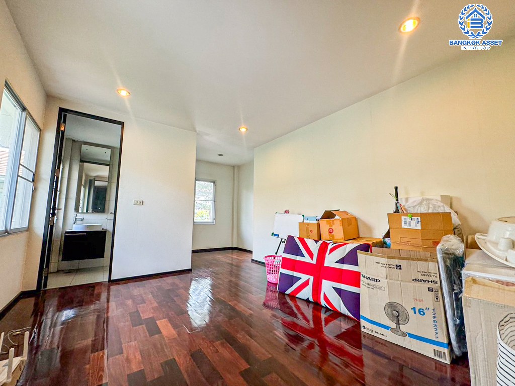 ****บ้านเดี่ยวมือสอง โครงการ โนเบิล ทารา งามวงศ์วาน สุดยอดความเป็นส่วนตัว กลางใจเมือง เนื้อที่ 116.80 ตร.ว. ฟังก์ชัน 3 ห้องนอน 4 ห้องน้ำ 2 ที่จอดรถ แถมฟรี! เครื่องปรับอากาศ บนทำเลเดินทางสะดวก เชื่อมต่อถนนรัตนาธิเบศร์ ถนนเลี่ยงเมืองนนทบุรี ใกล้รถไฟฟ้าสายสีม่วง "สถานีบางกระสอ" และจุดขึ้นทางด่วน "ศรีรัช"