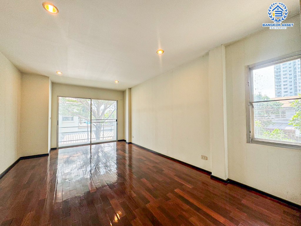 ****บ้านเดี่ยวมือสอง โครงการ โนเบิล ทารา งามวงศ์วาน สุดยอดความเป็นส่วนตัว กลางใจเมือง เนื้อที่ 116.80 ตร.ว. ฟังก์ชัน 3 ห้องนอน 4 ห้องน้ำ 2 ที่จอดรถ แถมฟรี! เครื่องปรับอากาศ บนทำเลเดินทางสะดวก เชื่อมต่อถนนรัตนาธิเบศร์ ถนนเลี่ยงเมืองนนทบุรี ใกล้รถไฟฟ้าสายสีม่วง "สถานีบางกระสอ" และจุดขึ้นทางด่วน "ศรีรัช"