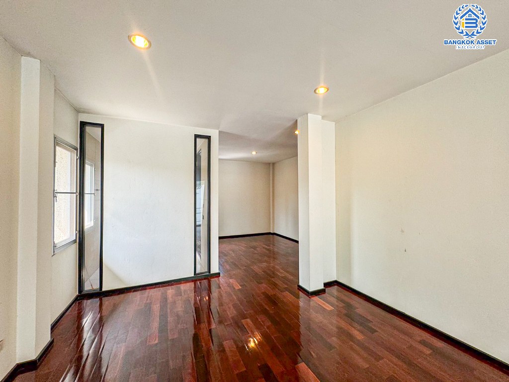 ****บ้านเดี่ยวมือสอง โครงการ โนเบิล ทารา งามวงศ์วาน สุดยอดความเป็นส่วนตัว กลางใจเมือง เนื้อที่ 116.80 ตร.ว. ฟังก์ชัน 3 ห้องนอน 4 ห้องน้ำ 2 ที่จอดรถ แถมฟรี! เครื่องปรับอากาศ บนทำเลเดินทางสะดวก เชื่อมต่อถนนรัตนาธิเบศร์ ถนนเลี่ยงเมืองนนทบุรี ใกล้รถไฟฟ้าสายสีม่วง "สถานีบางกระสอ" และจุดขึ้นทางด่วน "ศรีรัช"