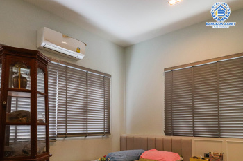 *****บ้านเดี่ยวมือสองกรุงเทพฯ โครงการ บุราสิริ วัชรพล หลังมุม เนื้อที่กว้างขวางถึง 116.9  ตร.ว. ฟังก์ชัน 6 ห้องนอน 5 ห้องน้ำ 4 ที่จอดรถ ตกแต่งหรูหรา จัดสรรพื้นที่ใช้สอยได้ดั่งใจ บนทำเลเดินทางสะดวก เชื่อมต่อ ถนนสุขาภิบาล5, ถนนรัตนโกสินทร์สมโภช, ถนนเพิ่มสิน ใกล้จุดขึ้นทางด่วน "ฉลองรัช"