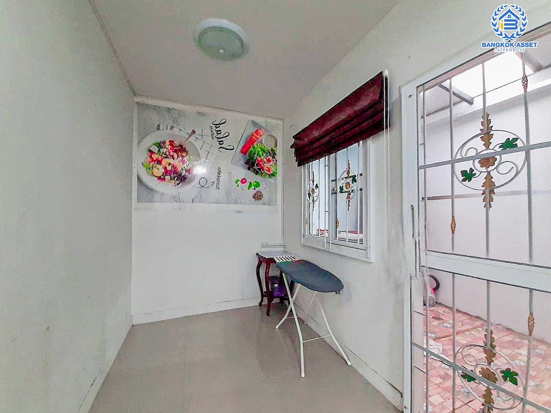 *****ทาวน์เฮ้าส์มือสองนนทบุรี โครงการ ไลโอ อีลิท กาญจนาภิเษก-เวสต์เกต เนื้อที่ 21.8 ตร.ว. ฟังก์ชัน 4 ห้องนอน 2 ห้องน้ำ 2 ที่จอดรถ บ้านใกล้สิ่งอำนวยความสะดวก บนทำเลเดินทางสะดวก เชื่อมต่อ ถนนกาญจนาภิเษก ใกล้รถไฟฟ้าสายสีม่วง "สถานีคลองบางไผ่" และทางด่วน "กาญจนาภิเษก" จองเลย!