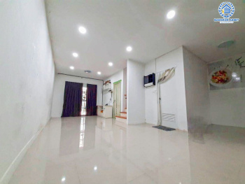 *****ทาวน์เฮ้าส์มือสองนนทบุรี โครงการ ไลโอ อีลิท กาญจนาภิเษก-เวสต์เกต เนื้อที่ 21.8 ตร.ว. ฟังก์ชัน 4 ห้องนอน 2 ห้องน้ำ 2 ที่จอดรถ บ้านใกล้สิ่งอำนวยความสะดวก บนทำเลเดินทางสะดวก เชื่อมต่อ ถนนกาญจนาภิเษก ใกล้รถไฟฟ้าสายสีม่วง "สถานีคลองบางไผ่" และทางด่วน "กาญจนาภิเษก" จองเลย!