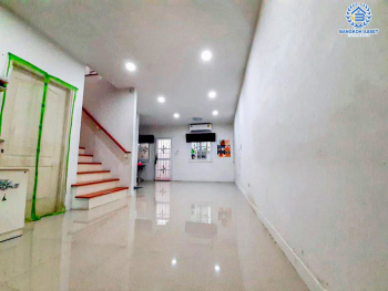 *****ทาวน์เฮ้าส์มือสองนนทบุรี โครงการ ไลโอ อีลิท กาญจนาภิเษก-เวสต์เกต เนื้อที่ 21.8 ตร.ว. ฟังก์ชัน 4 ห้องนอน 2 ห้องน้ำ 2 ที่จอดรถ บ้านใกล้สิ่งอำนวยความสะดวก บนทำเลเดินทางสะดวก เชื่อมต่อ ถนนกาญจนาภิเษก ใกล้รถไฟฟ้าสายสีม่วง "สถานีคลองบางไผ่" และทางด่วน "กาญจนาภิเษก" จองเลย!