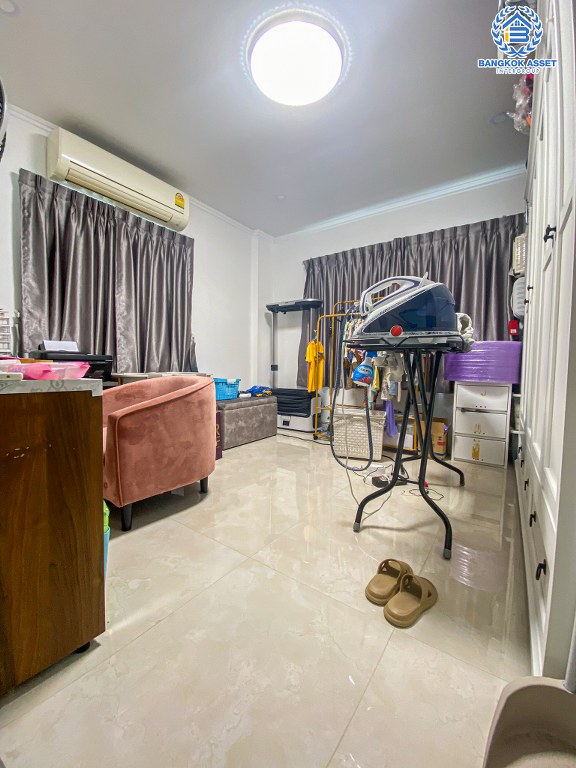 บ้านเดี่ยวมือสอง โครงการ ชัยพฤกษ์ ทวีวัฒนา หลังมุม จากแบรนด์ L&H เนื้อที่ 72.6 ตร.ว. ฟังก์ชัน 3 ห้องนอน 3 ห้องน้ำ 2 ที่จอดรถ ตอบโจทย์ทุกการอยู่อาศัย โครงการบรรยากาศดี บนทำเลศักยภาพ เชื่อมต่อถนนคลองทวีวัฒนา ถนนบรมราชชนนี ใกล้มหาวิทยาลัยมหิดล ศาลายา และเซ็นทรัล ศาลายา...