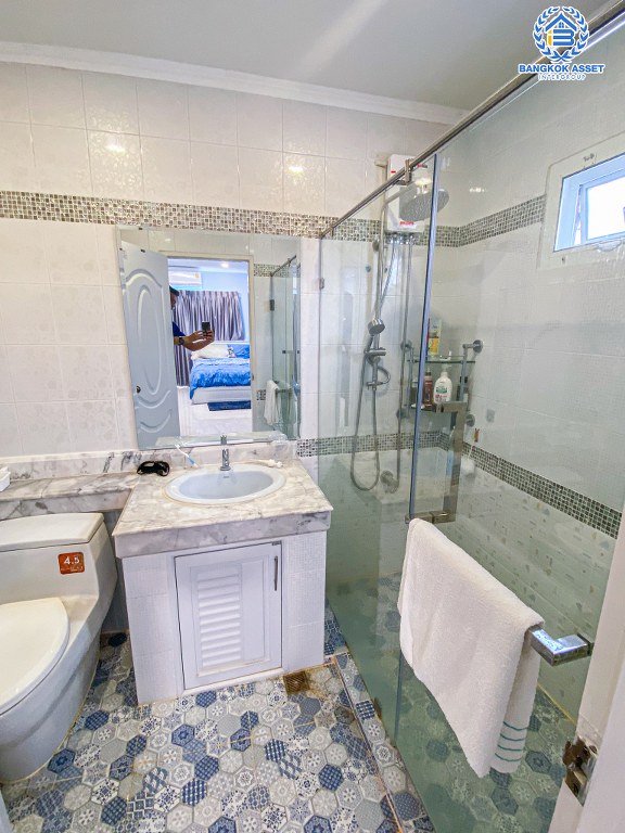 บ้านเดี่ยวมือสอง โครงการ ชัยพฤกษ์ ทวีวัฒนา หลังมุม จากแบรนด์ L&H เนื้อที่ 72.6 ตร.ว. ฟังก์ชัน 3 ห้องนอน 3 ห้องน้ำ 2 ที่จอดรถ ตอบโจทย์ทุกการอยู่อาศัย โครงการบรรยากาศดี บนทำเลศักยภาพ เชื่อมต่อถนนคลองทวีวัฒนา ถนนบรมราชชนนี ใกล้มหาวิทยาลัยมหิดล ศาลายา และเซ็นทรัล ศาลายา...