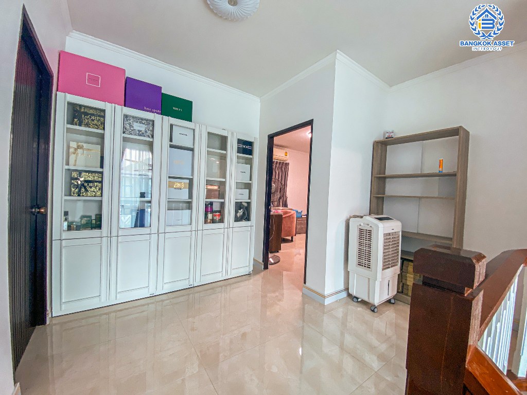 บ้านเดี่ยวมือสอง โครงการ ชัยพฤกษ์ ทวีวัฒนา หลังมุม จากแบรนด์ L&H เนื้อที่ 72.6 ตร.ว. ฟังก์ชัน 3 ห้องนอน 3 ห้องน้ำ 2 ที่จอดรถ ตอบโจทย์ทุกการอยู่อาศัย โครงการบรรยากาศดี บนทำเลศักยภาพ เชื่อมต่อถนนคลองทวีวัฒนา ถนนบรมราชชนนี ใกล้มหาวิทยาลัยมหิดล ศาลายา และเซ็นทรัล ศาลายา...