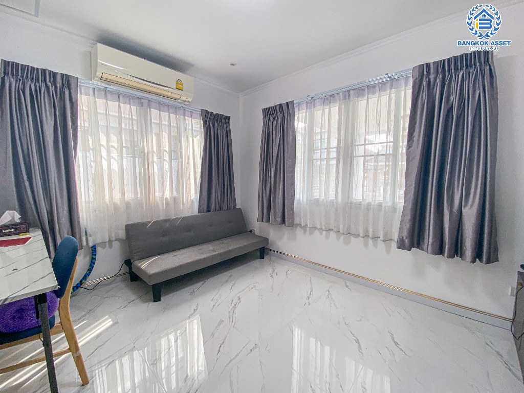 บ้านเดี่ยวมือสอง โครงการ ชัยพฤกษ์ ทวีวัฒนา หลังมุม จากแบรนด์ L&H เนื้อที่ 72.6 ตร.ว. ฟังก์ชัน 3 ห้องนอน 3 ห้องน้ำ 2 ที่จอดรถ ตอบโจทย์ทุกการอยู่อาศัย โครงการบรรยากาศดี บนทำเลศักยภาพ เชื่อมต่อถนนคลองทวีวัฒนา ถนนบรมราชชนนี ใกล้มหาวิทยาลัยมหิดล ศาลายา และเซ็นทรัล ศาลายา...