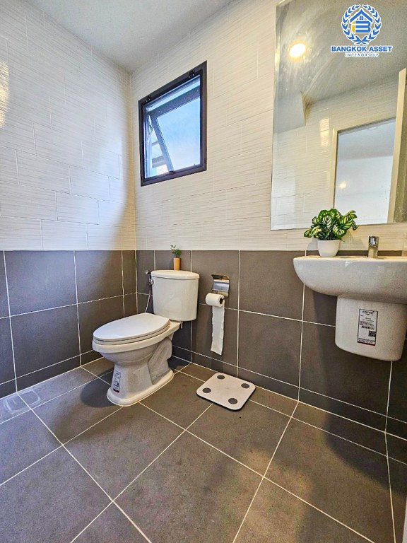 *****บ้านเดี่ยวมือสอง โครงการ Centro ราชพฤกษ์2 หลังมุม เนื้อที่ 65.40 ตร.ว. ฟังก์ชัน 4 ห้องนอน 5 ห้องน้ำ 3 ที่จอดรถ ภายในสไตล์อบอุ่น ภายนอกมีพื้นที่โล่งกว้าง โครงการบนทำเลดี เชื่อมต่อถนนบางกรวย-ไทรน้อย ถนนราชพฤกษ์ ใกล้เซ็นทรัล เวสต์เกต และรถไฟฟ้าสายสีม่วง "สถานีบางพลู"