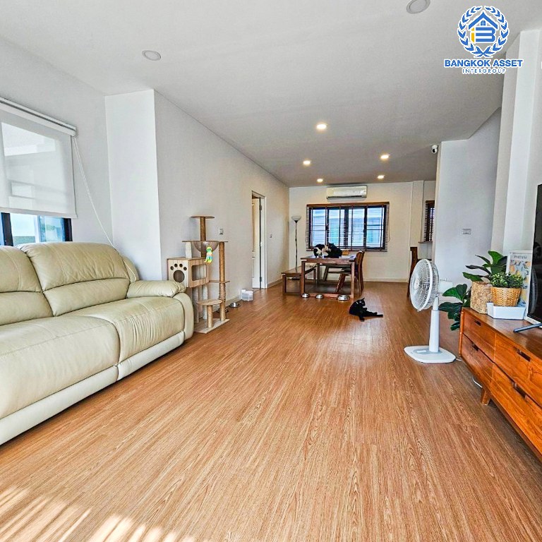 *****บ้านเดี่ยวมือสอง โครงการ Centro ราชพฤกษ์2 หลังมุม เนื้อที่ 65.40 ตร.ว. ฟังก์ชัน 4 ห้องนอน 5 ห้องน้ำ 3 ที่จอดรถ ภายในสไตล์อบอุ่น ภายนอกมีพื้นที่โล่งกว้าง โครงการบนทำเลดี เชื่อมต่อถนนบางกรวย-ไทรน้อย ถนนราชพฤกษ์ ใกล้เซ็นทรัล เวสต์เกต และรถไฟฟ้าสายสีม่วง "สถานีบางพลู"