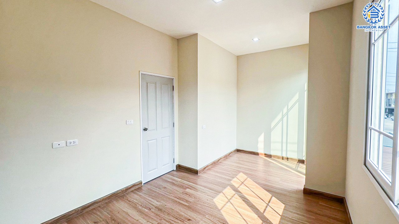 *****ทาวน์เฮ้าส์มือสองกรุงเทพมหานคร โครงการ โกลเด้นทาวน์ เพชรเกษม-พุทธมณฑลสาย3 เนื้อที่ 16 ตร.ว. ฟังก์ชัน 3 ห้องนอน 2 ห้องน้ำ 1 ที่จอดรถ บ้านสภาพดี บนทำเลเดินทางสะดวก เชื่อมต่อถนนพุทธมณฑลสาย3, ถนนเพชรเกษม ใกล้รถไฟฟ้าสายสีน้ำเงิน "สถานีหลักสอง" และทางด่วน "อุดรรัถยา"