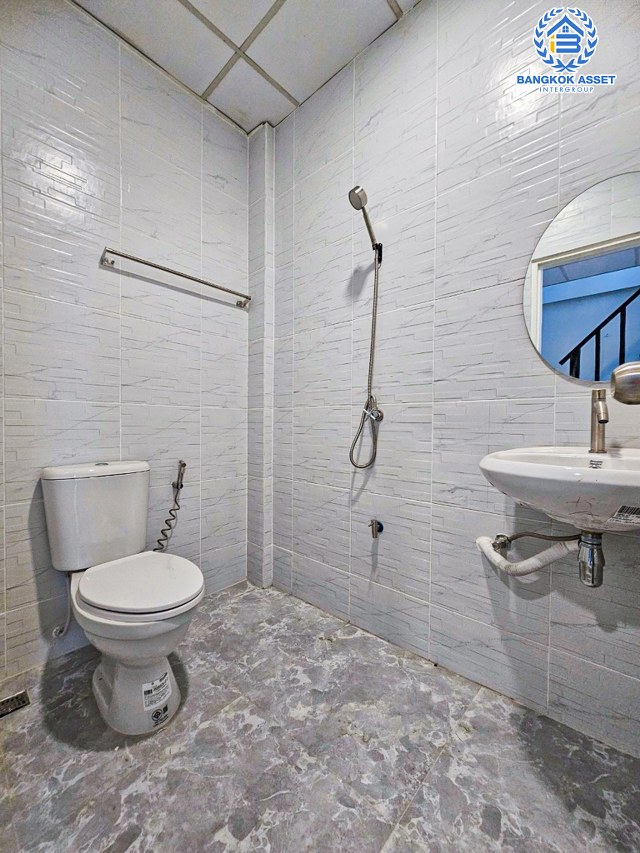 *****ทาวน์เฮ้าส์มือสองนนทบุรี หมู่บ้าน ร่มรื่นวิลล์6 ปลายบาง เนื้อที่กว้าง 20.6 ตร.ว. ฟังก์ชัน 2 ห้องนอน 2 ห้องน้ำ 1 ที่จอดรถ บ้านรีโนเวทใหม่ พร้อมอยู่ บนทำเลดี เชื่อมต่อถนนกาญจนาภิเษก, ถนนนครอินทร์ ใกล้รถไฟฟ้าสายสีม่วง "สถานีตลาดบางใหญ่" เพียง 14 นาทีเท่านั้น!!