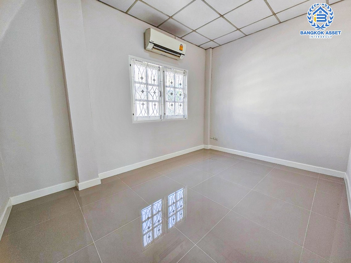 *****ทาวน์เฮ้าส์มือสองนนทบุรี หมู่บ้าน ร่มรื่นวิลล์6 ปลายบาง เนื้อที่กว้าง 20.6 ตร.ว. ฟังก์ชัน 2 ห้องนอน 2 ห้องน้ำ 1 ที่จอดรถ บ้านรีโนเวทใหม่ พร้อมอยู่ บนทำเลดี เชื่อมต่อถนนกาญจนาภิเษก, ถนนนครอินทร์ ใกล้รถไฟฟ้าสายสีม่วง "สถานีตลาดบางใหญ่" เพียง 14 นาทีเท่านั้น!!