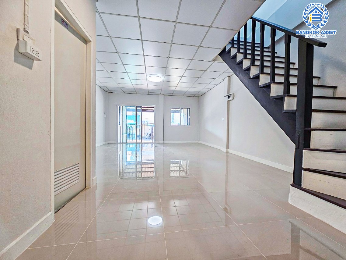 *****ทาวน์เฮ้าส์มือสองนนทบุรี หมู่บ้าน ร่มรื่นวิลล์6 ปลายบาง เนื้อที่กว้าง 20.6 ตร.ว. ฟังก์ชัน 2 ห้องนอน 2 ห้องน้ำ 1 ที่จอดรถ บ้านรีโนเวทใหม่ พร้อมอยู่ บนทำเลดี เชื่อมต่อถนนกาญจนาภิเษก, ถนนนครอินทร์ ใกล้รถไฟฟ้าสายสีม่วง "สถานีตลาดบางใหญ่" เพียง 14 นาทีเท่านั้น!!