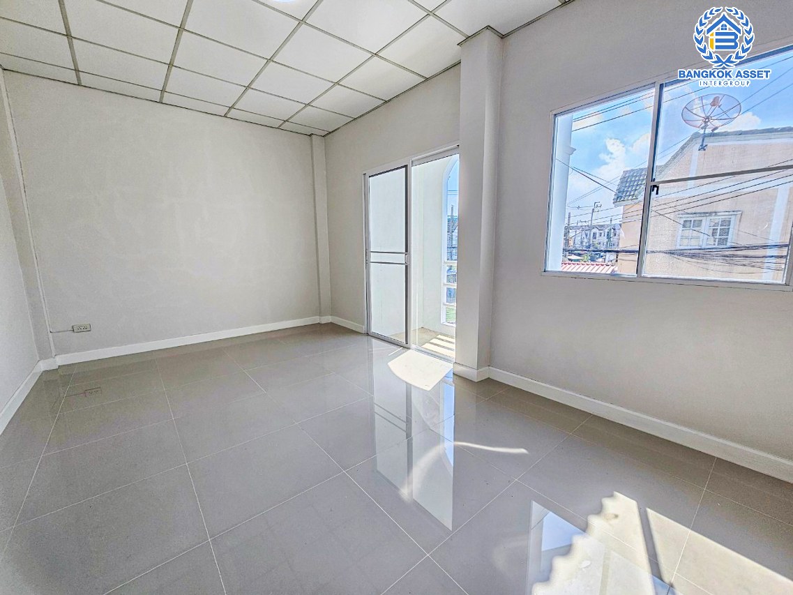 *****ทาวน์เฮ้าส์มือสองนนทบุรี หมู่บ้าน ร่มรื่นวิลล์6 ปลายบาง เนื้อที่กว้าง 20.6 ตร.ว. ฟังก์ชัน 2 ห้องนอน 2 ห้องน้ำ 1 ที่จอดรถ บ้านรีโนเวทใหม่ พร้อมอยู่ บนทำเลดี เชื่อมต่อถนนกาญจนาภิเษก, ถนนนครอินทร์ ใกล้รถไฟฟ้าสายสีม่วง "สถานีตลาดบางใหญ่" เพียง 14 นาทีเท่านั้น!!