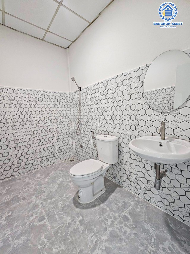 *****ทาวน์เฮ้าส์มือสองนนทบุรี หมู่บ้าน ร่มรื่นวิลล์6 ปลายบาง เนื้อที่กว้าง 20.6 ตร.ว. ฟังก์ชัน 2 ห้องนอน 2 ห้องน้ำ 1 ที่จอดรถ บ้านรีโนเวทใหม่ พร้อมอยู่ บนทำเลดี เชื่อมต่อถนนกาญจนาภิเษก, ถนนนครอินทร์ ใกล้รถไฟฟ้าสายสีม่วง "สถานีตลาดบางใหญ่" เพียง 14 นาทีเท่านั้น!!