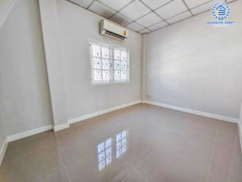 *****ทาวน์เฮ้าส์มือสองนนทบุรี หมู่บ้าน ร่มรื่นวิลล์6 ปลายบาง เนื้อที่กว้าง 20.6 ตร.ว. ฟังก์ชัน 2 ห้องนอน 2 ห้องน้ำ 1 ที่จอดรถ บ้านรีโนเวทใหม่ พร้อมอยู่ บนทำเลดี เชื่อมต่อถนนกาญจนาภิเษก, ถนนนครอินทร์ ใกล้รถไฟฟ้าสายสีม่วง "สถานีตลาดบางใหญ่" เพียง 14 นาทีเท่านั้น!!