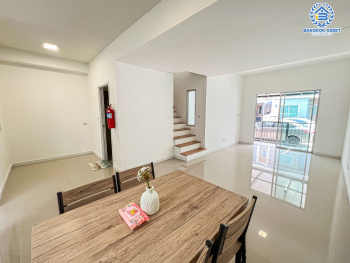 *****ทาวน์เฮ้าส์มือสองนนทบุรี โครงการ พฤกษา กาญจนาภิเษก-กันตนา เนื้อที่กว้าง 19.2 ตร.ว. ฟังก์ชัน 3 ห้องนอน 2 ห้องน้ำ 1 ที่จอดรถ บ้านรีโนเวทใหม่ ไม่เคยเข้าอยู่ บนทำเลแห่งการเดินทาง เชื่อมต่อถนนกาญจนาภิเษก, ถนนนครอินทร์, ถนนรัตนาธิเบศร์ จองเลย!