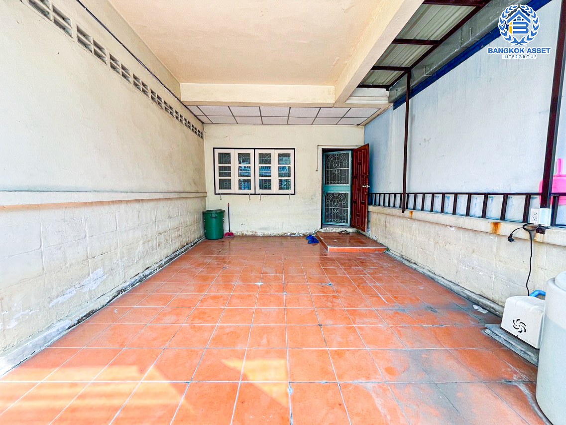 *****ทาวน์เฮ้าส์มือสองนนทบุรี โครงการ บางใหญ่ซิตี้ กาญจนาภิเษก เนื้อที่ 18 ตร.ว. ฟังก์ชัน 2 ห้องนอน 2 ห้องน้ำ 1 ที่จอดรถ บ้านสภาพดี บนทำเลใกล้รถไฟฟ้าสายสีม่วง "สถานีตลาดบางใหญ่" เพียง 700 เมตร เชื่อมต่อถนนกาญจนาภิเษก, ถนนรัตนาธิเบศร์ และใกล้เซ็นทรัลเวสต์เกต