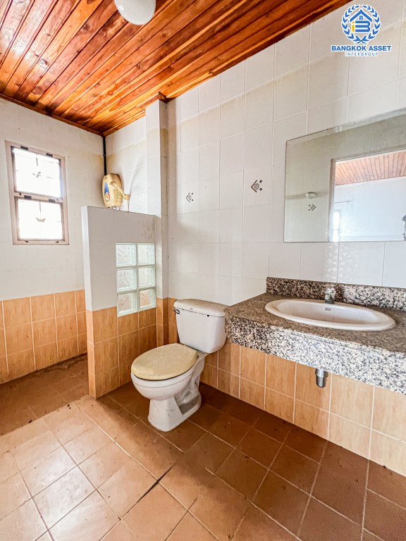 *****บ้านเดี่ยวมือสอง โครงการ สินบดี ราชพฤกษ์ เนื้อที่ 64.40 ตร.ว. ฟังก์ชัน 4 ห้องนอน 3 ห้องน้ำ 1 ที่จอดรถ บ้านสภาพดี ภายในสภาพเยี่ยม พร้อมเข้าอยู่ โครงการบนทำเลเดินทางสะดวก เชื่อมต่อถนนราชพฤษ์ ถนนบางกรวย-ไทรน้อย ใกล้รถไฟฟ้าสายสีม่วง "สถานีบางพลู"และจุดขึ้นทางด่วน "ศรีรัช"