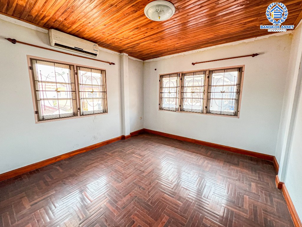 *****บ้านเดี่ยวมือสอง โครงการ สินบดี ราชพฤกษ์ เนื้อที่ 64.40 ตร.ว. ฟังก์ชัน 4 ห้องนอน 3 ห้องน้ำ 1 ที่จอดรถ บ้านสภาพดี ภายในสภาพเยี่ยม พร้อมเข้าอยู่ โครงการบนทำเลเดินทางสะดวก เชื่อมต่อถนนราชพฤษ์ ถนนบางกรวย-ไทรน้อย ใกล้รถไฟฟ้าสายสีม่วง "สถานีบางพลู"และจุดขึ้นทางด่วน "ศรีรัช"