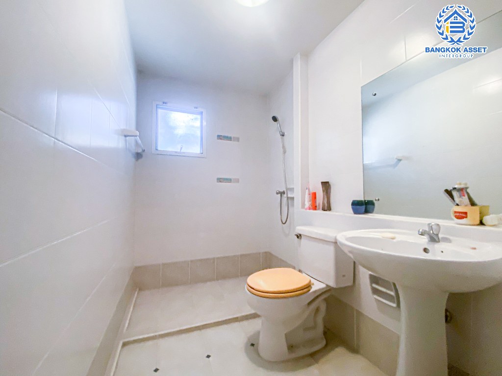 บ้านเดี่ยวมือสอง โครงการ พฤกษ์ลดา1 วงแหวน-รัตนาธิเบศร์ หลังมุม จากแบรนด์ L&H เนื้อที่  70 ตร.ว. ฟังก์ชัน 3 ห้องนอน 3 ห้องน้ำ 2 ที่จอดรถ รอบบ้านกว้างมาก บรรยากาศดี โครงการตั้งบนทำเลดี เชื่อมต่อถนนกาญจนาภิเษก ใกล้รถไฟฟ้าสายสีม่วง "สถานีคลองบางไผ่" และจุดขึ้นทางด่วน "กาญจนาภิเษก"