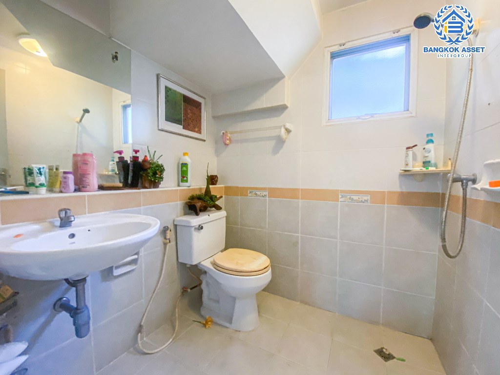 บ้านเดี่ยวมือสอง โครงการ พฤกษ์ลดา1 วงแหวน-รัตนาธิเบศร์ หลังมุม จากแบรนด์ L&H เนื้อที่  70 ตร.ว. ฟังก์ชัน 3 ห้องนอน 3 ห้องน้ำ 2 ที่จอดรถ รอบบ้านกว้างมาก บรรยากาศดี โครงการตั้งบนทำเลดี เชื่อมต่อถนนกาญจนาภิเษก ใกล้รถไฟฟ้าสายสีม่วง "สถานีคลองบางไผ่" และจุดขึ้นทางด่วน "กาญจนาภิเษก"