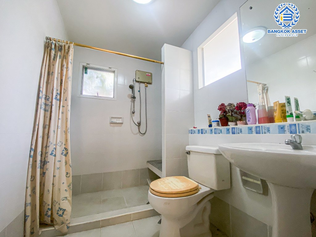 บ้านเดี่ยวมือสอง โครงการ พฤกษ์ลดา1 วงแหวน-รัตนาธิเบศร์ หลังมุม จากแบรนด์ L&H เนื้อที่  70 ตร.ว. ฟังก์ชัน 3 ห้องนอน 3 ห้องน้ำ 2 ที่จอดรถ รอบบ้านกว้างมาก บรรยากาศดี โครงการตั้งบนทำเลดี เชื่อมต่อถนนกาญจนาภิเษก ใกล้รถไฟฟ้าสายสีม่วง "สถานีคลองบางไผ่" และจุดขึ้นทางด่วน "กาญจนาภิเษก"