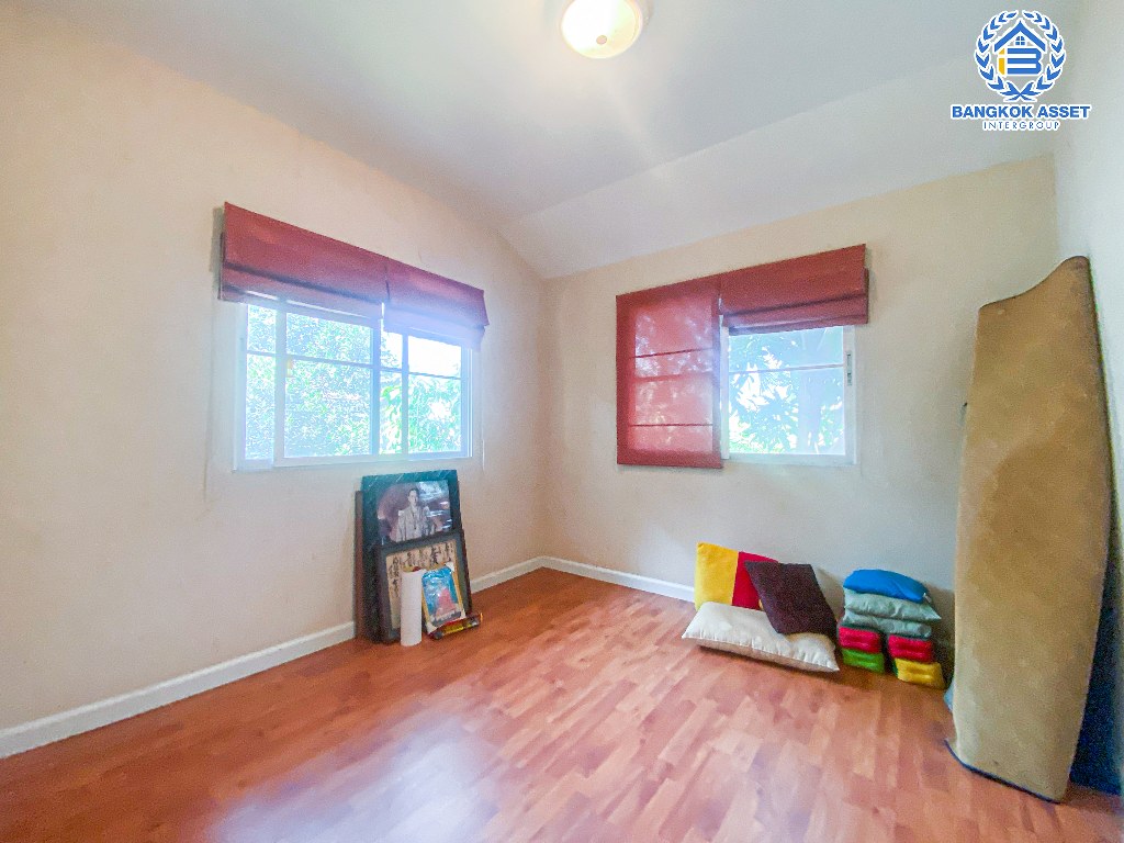 บ้านเดี่ยวมือสอง โครงการ พฤกษ์ลดา1 วงแหวน-รัตนาธิเบศร์ หลังมุม จากแบรนด์ L&H เนื้อที่  70 ตร.ว. ฟังก์ชัน 3 ห้องนอน 3 ห้องน้ำ 2 ที่จอดรถ รอบบ้านกว้างมาก บรรยากาศดี โครงการตั้งบนทำเลดี เชื่อมต่อถนนกาญจนาภิเษก ใกล้รถไฟฟ้าสายสีม่วง "สถานีคลองบางไผ่" และจุดขึ้นทางด่วน "กาญจนาภิเษก"