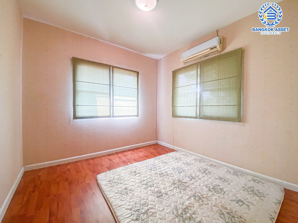 บ้านเดี่ยวมือสอง โครงการ พฤกษ์ลดา1 วงแหวน-รัตนาธิเบศร์ หลังมุม จากแบรนด์ L&H เนื้อที่  70 ตร.ว. ฟังก์ชัน 3 ห้องนอน 3 ห้องน้ำ 2 ที่จอดรถ รอบบ้านกว้างมาก บรรยากาศดี โครงการตั้งบนทำเลดี เชื่อมต่อถนนกาญจนาภิเษก ใกล้รถไฟฟ้าสายสีม่วง "สถานีคลองบางไผ่" และจุดขึ้นทางด่วน "กาญจนาภิเษก"