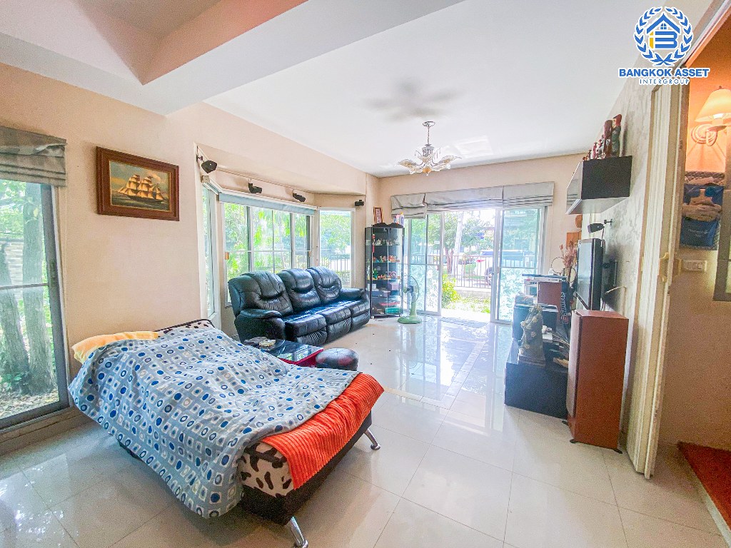 บ้านเดี่ยวมือสอง โครงการ พฤกษ์ลดา1 วงแหวน-รัตนาธิเบศร์ หลังมุม จากแบรนด์ L&H เนื้อที่  70 ตร.ว. ฟังก์ชัน 3 ห้องนอน 3 ห้องน้ำ 2 ที่จอดรถ รอบบ้านกว้างมาก บรรยากาศดี โครงการตั้งบนทำเลดี เชื่อมต่อถนนกาญจนาภิเษก ใกล้รถไฟฟ้าสายสีม่วง "สถานีคลองบางไผ่" และจุดขึ้นทางด่วน "กาญจนาภิเษก"