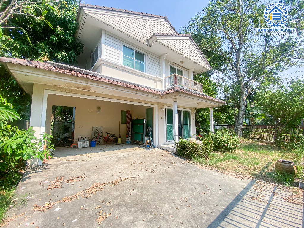 บ้านเดี่ยวมือสอง โครงการ พฤกษ์ลดา1 วงแหวน-รัตนาธิเบศร์ หลังมุม จากแบรนด์ L&H เนื้อที่  70 ตร.ว. ฟังก์ชัน 3 ห้องนอน 3 ห้องน้ำ 2 ที่จอดรถ รอบบ้านกว้างมาก บรรยากาศดี โครงการตั้งบนทำเลดี เชื่อมต่อถนนกาญจนาภิเษก ใกล้รถไฟฟ้าสายสีม่วง "สถานีคลองบางไผ่" และจุดขึ้นทางด่วน "กาญจนาภิเษก"