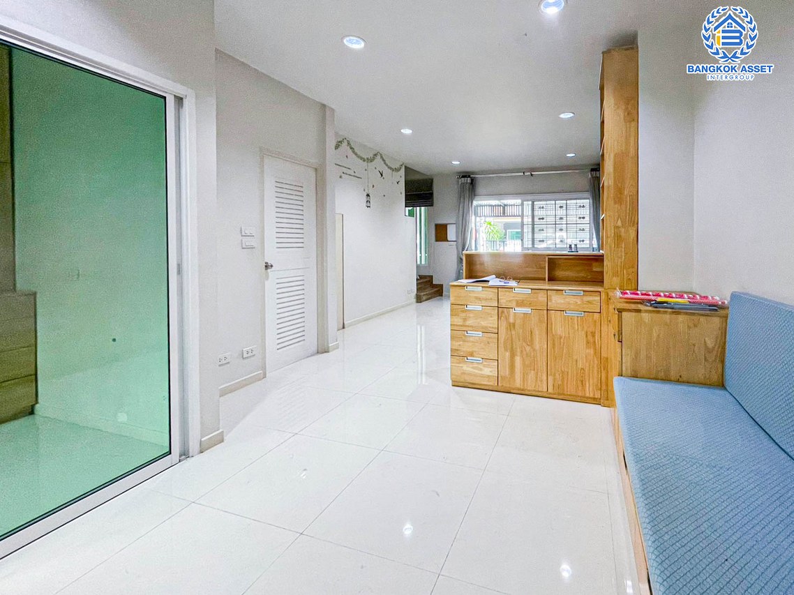 *****ทาวน์โฮม 3 ชั้นมือสอง โครงการ บารอนเนียทาวน์ ท่าน้ำนนท์ เนื้อที่ 21 ตร.ว. ฟังก์ชัน 3 ห้องนอน 4 ห้องน้ำ พื้นที่ใช้สอยกว้างขวาง ภายในสภาพดีเยี่ยม แถมฟรี! เครื่องปรับอากาศ โครงการบนทำเลเชื่อมต่อถนนท่าน้ำนนท์ ถนนบางศรีเมือง ใกล้รถไฟฟ้า MRT สายสีม่วง "สถานีสะพานพระนั่งเกล้า"