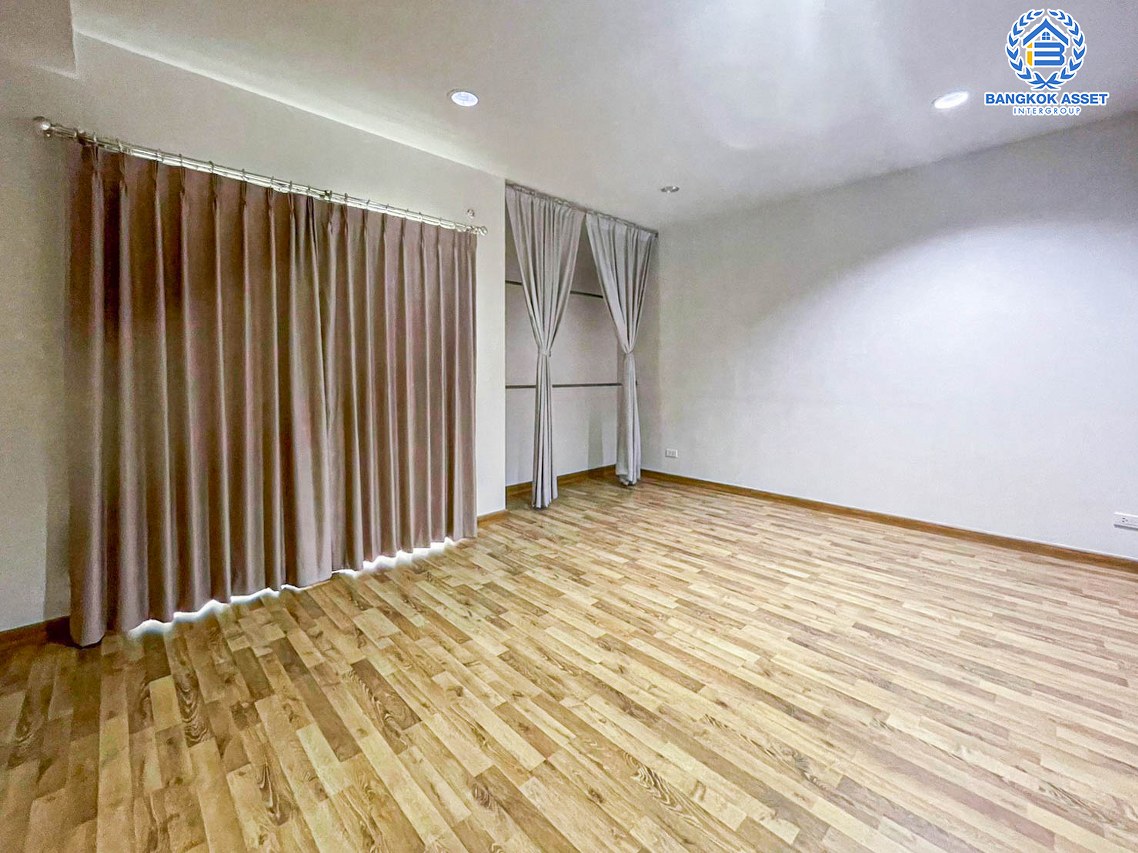 *****ทาวน์โฮม 3 ชั้นมือสอง โครงการ บารอนเนียทาวน์ ท่าน้ำนนท์ เนื้อที่ 21 ตร.ว. ฟังก์ชัน 3 ห้องนอน 4 ห้องน้ำ พื้นที่ใช้สอยกว้างขวาง ภายในสภาพดีเยี่ยม แถมฟรี! เครื่องปรับอากาศ โครงการบนทำเลเชื่อมต่อถนนท่าน้ำนนท์ ถนนบางศรีเมือง ใกล้รถไฟฟ้า MRT สายสีม่วง "สถานีสะพานพระนั่งเกล้า"