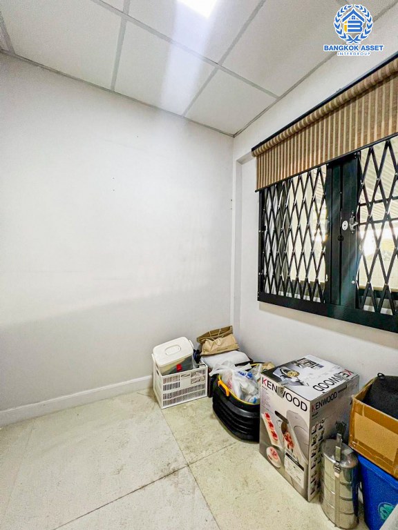 ทาวน์เฮ้าส์มือสอง โครงการ ภัทรโมทาวน์ แจ้งวัฒนะ เนื้อที่ 24.60 ตร.ว. ฟังก์ชัน 3 ห้องนอน 3 ห้องน้ำ 2 ที่จอดรถ บ้านสภาพพร้อมเข้าอยู่ ในราคาสุดคุ้มค่า บนทำเลแจ้งวัฒนะ (ฝั่งตรงข้ามเซ็นทรัลแจ้งวัฒนะ) ใกล้รถไฟฟ้าสายสีชมพู "สถานีแจ้งวัฒนะ-ปากเกร็ด 28" และทางด่วน "แจ้งวัฒนะ"...