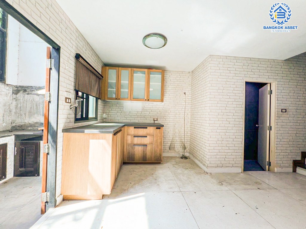 ทาวน์เฮ้าส์มือสอง โครงการ ภัทรโมทาวน์ แจ้งวัฒนะ เนื้อที่ 24.60 ตร.ว. ฟังก์ชัน 3 ห้องนอน 3 ห้องน้ำ 2 ที่จอดรถ บ้านสภาพพร้อมเข้าอยู่ ในราคาสุดคุ้มค่า บนทำเลแจ้งวัฒนะ (ฝั่งตรงข้ามเซ็นทรัลแจ้งวัฒนะ) ใกล้รถไฟฟ้าสายสีชมพู "สถานีแจ้งวัฒนะ-ปากเกร็ด 28" และทางด่วน "แจ้งวัฒนะ"...