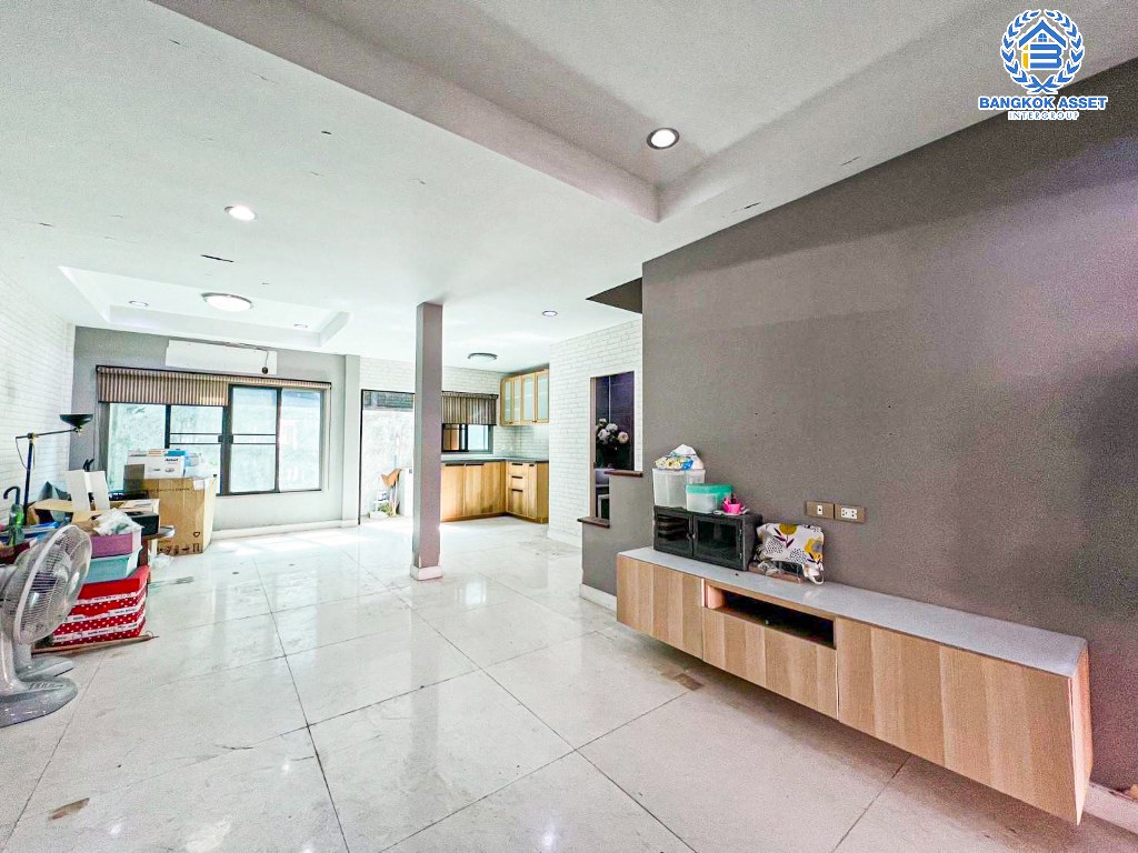 ทาวน์เฮ้าส์มือสอง โครงการ ภัทรโมทาวน์ แจ้งวัฒนะ เนื้อที่ 24.60 ตร.ว. ฟังก์ชัน 3 ห้องนอน 3 ห้องน้ำ 2 ที่จอดรถ บ้านสภาพพร้อมเข้าอยู่ ในราคาสุดคุ้มค่า บนทำเลแจ้งวัฒนะ (ฝั่งตรงข้ามเซ็นทรัลแจ้งวัฒนะ) ใกล้รถไฟฟ้าสายสีชมพู "สถานีแจ้งวัฒนะ-ปากเกร็ด 28" และทางด่วน "แจ้งวัฒนะ"...